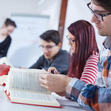 Bild von Studierenden mit Link auf Artikel Berufe und Ausbildung in der Justiz