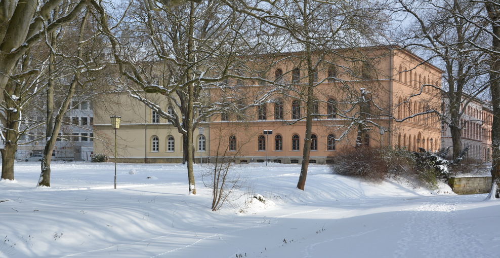 Bild vom Justizgebäude im Winter mit Link zum Artikel Grußwort