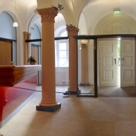 Bild vom Empfangsbereich mit Link zum Artikel Besucherinformationen